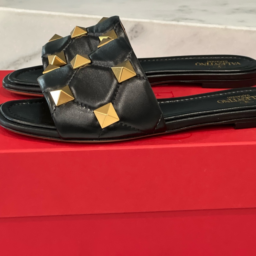 VALENTINO FLAT ROMAN STUD SLIDE
SANDAL 37.5